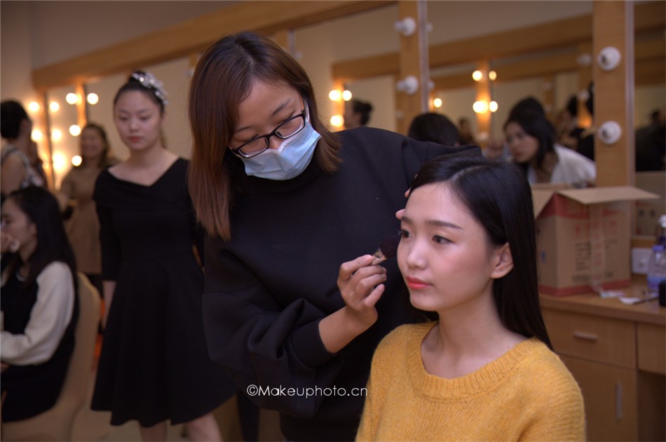 深圳年會化妝去哪里找化妝師